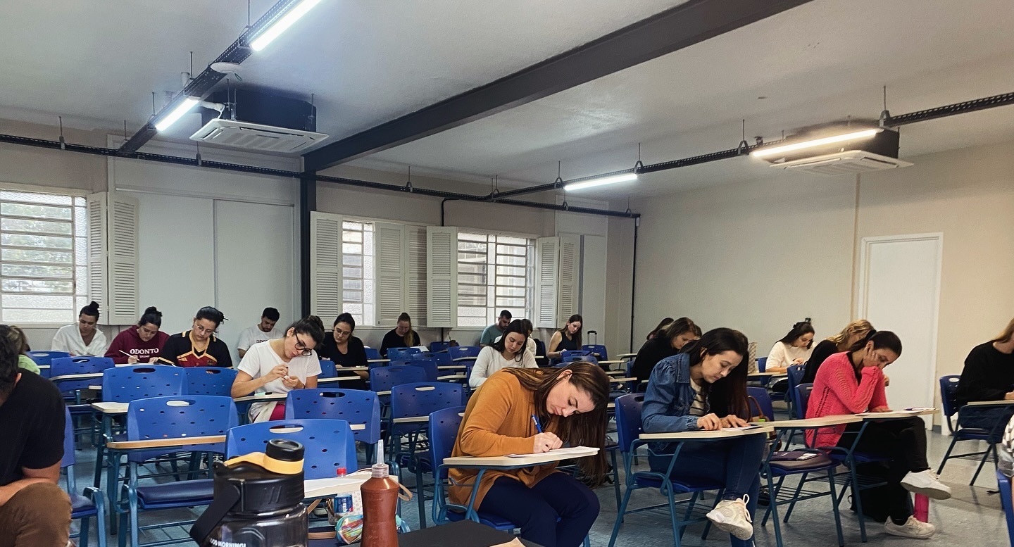 Sala de aula com alunos durante aula de Endodontia